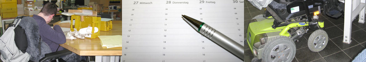 Bild 1: Postmitarbeiter – Mann im Rollstuhl sortiert Plasteteile aus zur Seite gekippter Schachtel, Bild 2: Terminplanung – Kugelschreiber liegt auf einem Terminplaner, Bild 3: Rollimitarbeiter – Elektrorollstuhl auf einem Fliesenboden unter einem Tisch